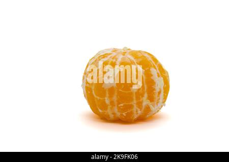 satsuma arancio pelato giallo maturo (Citrus unshiu) isolato su fondo bianco Foto Stock