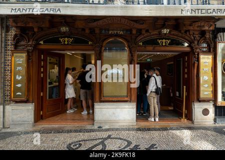 LISBONA, PORTOGALLO, 28th GIUGNO 2022: Vista del famoso negozio storico, Manteigaria, una pasticceria d'epoca, che vende la famosa pasticceria Pastel de Nata, Foto Stock