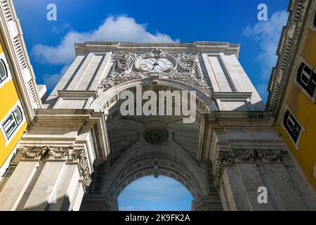 Vista del famoso arco storico di Street Augusta, una popolare attrazione turistica situata a Lisbona, Portogallo. Foto Stock