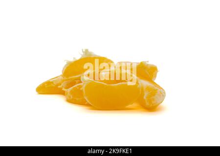 Fette gialle di arancio di satsuma (Citrus unshiu) isolate su fondo bianco Foto Stock