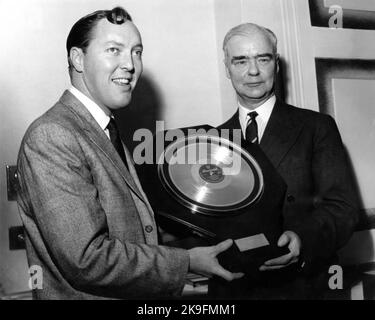 BILL HALEY di Bill Haley e le sue comete ricevendo il suo disco d'oro circa all'inizio del 1956 per il primo milione di dischi singoli in vendita nel Regno Unito INTORNO AL CLOCK pubblicato sull'etichetta della Decca Brunswick Records presentata da Sir EDWARD LEWIS, leader del DECCA Recording and Technology Group Foto Stock