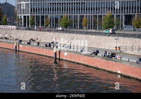 Berlino, Germania. 28th Ott 2022. Le persone si siedono sullo Sprea e si godono il tempo tardo estivo. Credit: Paul Zinken/dpa/Alamy Live News Foto Stock