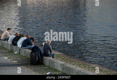 Berlino, Germania. 28th Ott 2022. Le persone si siedono sullo Sprea e si godono il tempo tardo estivo. Credit: Paul Zinken/dpa/Alamy Live News Foto Stock