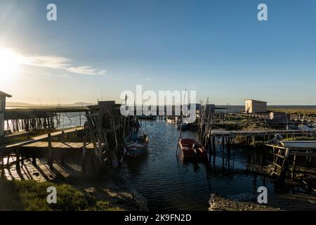 Vista su antichi moli palafitici in legno situati a Carrasqueira, Portogallo. Foto Stock