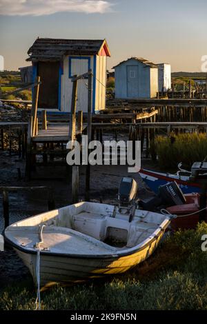 Vista su antichi moli palafitici in legno situati a Carrasqueira, Portogallo. Foto Stock