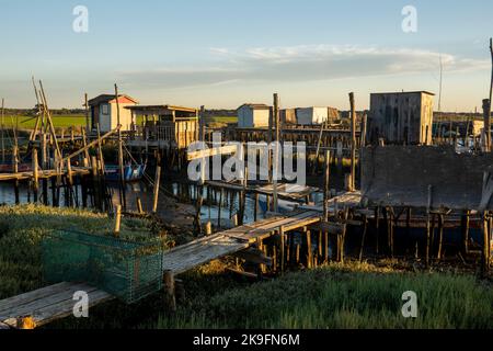 Vista su antichi moli palafitici in legno situati a Carrasqueira, Portogallo. Foto Stock