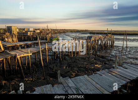 Vista su antichi moli palafitici in legno situati a Carrasqueira, Portogallo. Foto Stock