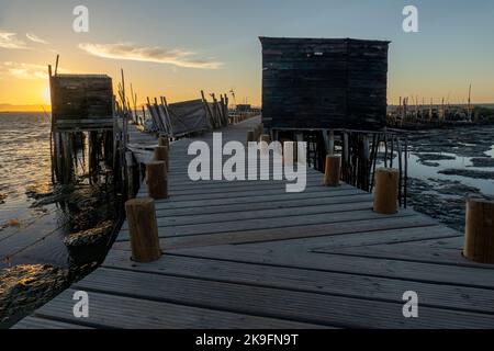 Vista su antichi moli palafitici in legno situati a Carrasqueira, Portogallo. Foto Stock