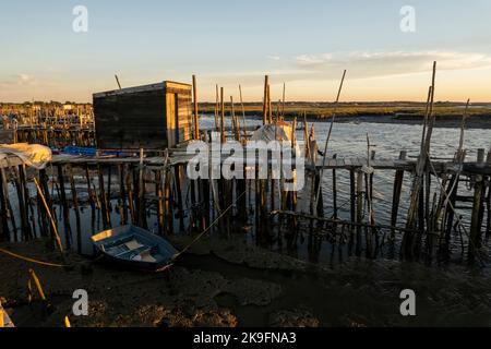 Vista su antichi moli palafitici in legno situati a Carrasqueira, Portogallo. Foto Stock