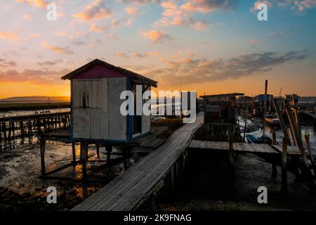 Vista su antichi moli palafitici in legno situati a Carrasqueira, Portogallo. Foto Stock