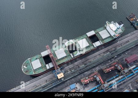 Nakhodka, Russia - 8 agosto 2022: Le navi marittime sono caricate in un ormeggio. Foto Stock