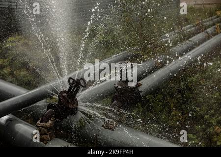 Tubo di riscaldamento rivoluzionario. Incidente della tubazione. L'acqua bollente fuoriesce. Perdita di tenuta. Foto Stock