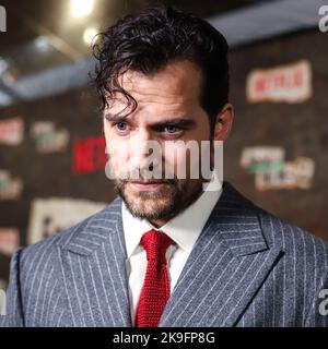 New York City, Stati Uniti. 27th Ott 2022. MANHATTAN, NEW YORK CITY, NEW YORK, USA - 27 OTTOBRE: L'attore britannico Henry Cavill arriva alla prima mondiale di "Enola Holmes 2" di Netflix, che si tiene al Paris Theater il 27 ottobre 2022 a Manhattan, New York City, New York, USA. (Foto di Jordan Hinton/Image Press Agency) Credit: Image Press Agency/Alamy Live News Foto Stock