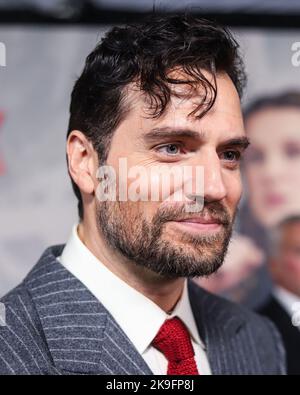 New York City, Stati Uniti. 27th Ott 2022. MANHATTAN, NEW YORK CITY, NEW YORK, USA - 27 OTTOBRE: L'attore britannico Henry Cavill arriva alla prima mondiale di "Enola Holmes 2" di Netflix, che si tiene al Paris Theater il 27 ottobre 2022 a Manhattan, New York City, New York, USA. (Foto di Jordan Hinton/Image Press Agency) Credit: Image Press Agency/Alamy Live News Foto Stock