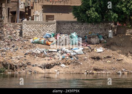 Rifiuti domestici generali e rifiuti scaricati sulla riva del fiume lungo il Nilo Foto Stock