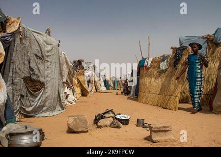Campo profughi IDP (IDP - sfollati interni) che si rifugia dal conflitto armato tra i gruppi di opposizione e il governo. Condizioni di vita scadenti Foto Stock