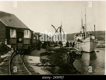 La stazione è stata aperta dal 1888 al 11-13 e chiusa nel 1958. Fwöj, Fågelsta - Vadstena - Ödeshögs treni passeggeri ferroviari con, tra le altre cose, auto estive. Si può vedere la gru di capra prima dello smontaggio. Foto Stock