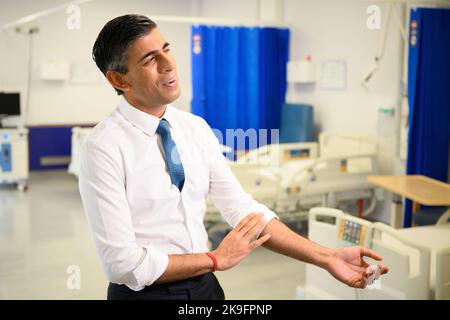 Il primo ministro Rishi Sunak parla ai media durante una visita al Croydon University Hospital, nel sud di Londra. Data immagine: Venerdì 28 ottobre 2022. Foto Stock