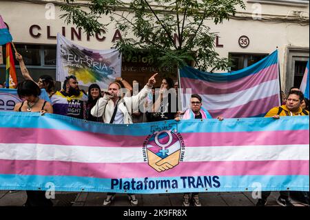 Madrid, Spagna. 28th Ott 2022. Le persone con bandiere trans sono viste durante una protesta di fronte alla sede del partito socialista PSOE, Chi ha richiesto un'altra settimana per presentare modifiche parziali al disegno di legge (noto come 'Legge trasma') che non ha approvato il disegno di legge. La 'Legge trasma' è una legge per l'uguaglianza dei transiti e la garanzia dei diritti di LGTBI. Credit: Marcos del Mazo/Alamy Live News Foto Stock