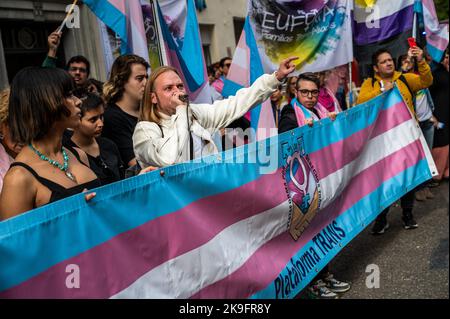 Madrid, Spagna. 28th Ott 2022. Le persone con bandiere trans sono viste durante una protesta di fronte alla sede del partito socialista PSOE, Chi ha richiesto un'altra settimana per presentare modifiche parziali al disegno di legge (noto come 'Legge trasma') che non ha approvato il disegno di legge. La 'Legge trasma' è una legge per l'uguaglianza dei transiti e la garanzia dei diritti di LGTBI. Credit: Marcos del Mazo/Alamy Live News Foto Stock