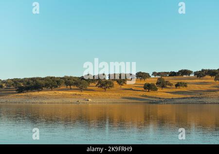 Lago di Campinho dalla diga di Alqueva a Campinho, Alentejo, Portogallo Foto Stock