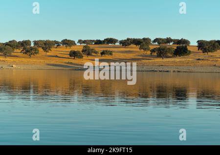 Lago di Campinho dalla diga di Alqueva a Campinho, Alentejo, Portogallo Foto Stock