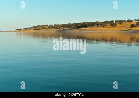 Lago di Campinho dalla diga di Alqueva a Campinho, Alentejo, Portogallo Foto Stock