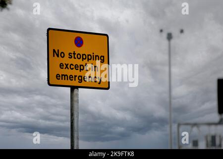 Segnaletica di emergenza su un tratto di tutte le corsie dell'autostrada M1, Inghilterra. Foto Stock