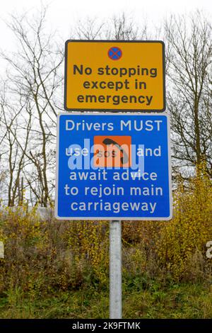 Segnaletica di emergenza su un tratto di tutte le corsie dell'autostrada M1, Inghilterra. Foto Stock