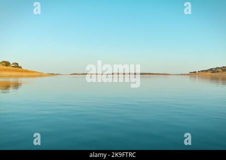 Lago di Campinho dalla diga di Alqueva a Campinho, Alentejo, Portogallo Foto Stock