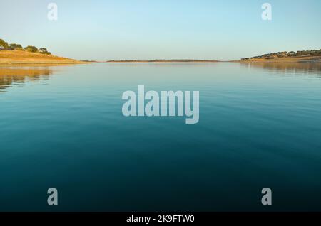 Lago di Campinho dalla diga di Alqueva a Campinho, Alentejo, Portogallo Foto Stock