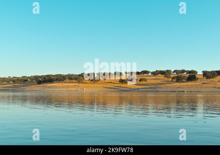 Lago di Campinho dalla diga di Alqueva a Campinho, Alentejo, Portogallo Foto Stock