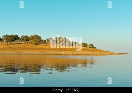 Lago di Campinho dalla diga di Alqueva a Campinho, Alentejo, Portogallo Foto Stock