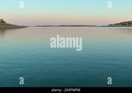Lago di Campinho dalla diga di Alqueva a Campinho, Alentejo, Portogallo Foto Stock