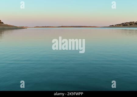 Lago di Campinho dalla diga di Alqueva a Campinho, Alentejo, Portogallo Foto Stock