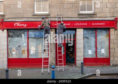 26 ottobre 2022. Fraserburgh, Aberdeenshire, Scozia. Si tratta di due uomini che lavorano alla segnaletica per il Cheers Bar a Fraserburgh. Foto Stock