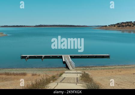 Lago di Campinho dalla diga di Alqueva a Campinho, Alentejo, Portogallo Foto Stock