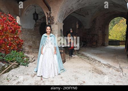 Montan, Italia. 24th Ott 2022. In esclusiva l'attrice Kristin Alia Hunold (la principessa Sophia) sorride durante una pausa nelle riprese del film televisivo "la principessa venduta" al castello di Enns vicino a Montan in Alto Adige. La trasmissione della fiaba è prevista per il programma di Natale 2023 nel primo. Credit: Ursula Düren/dpa/Alamy Live News Foto Stock