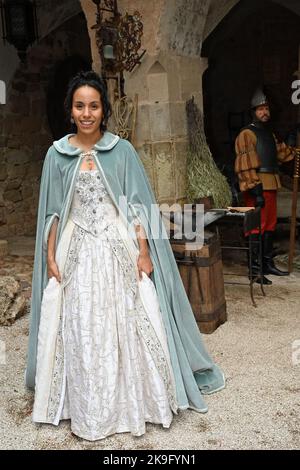 Montan, Italia. 24th Ott 2022. In esclusiva l'attrice Kristin Alia Hunold (la principessa Sophia) sorride durante una pausa nelle riprese del film televisivo "la principessa venduta" al castello di Enns vicino a Montan in Alto Adige. La trasmissione della fiaba è prevista per il programma di Natale 2023 nel primo. Credit: Ursula Düren/dpa/Alamy Live News Foto Stock