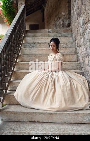 Montan, Italia. 24th Ott 2022. In esclusiva l'attrice Kristin Alia Hunold (la principessa Sophia) sorride durante una pausa nelle riprese del film televisivo "la principessa venduta" al castello di Enns vicino a Montan in Alto Adige. La trasmissione della fiaba è prevista per il programma di Natale 2023 nel primo. Credit: Ursula Düren/dpa/Alamy Live News Foto Stock