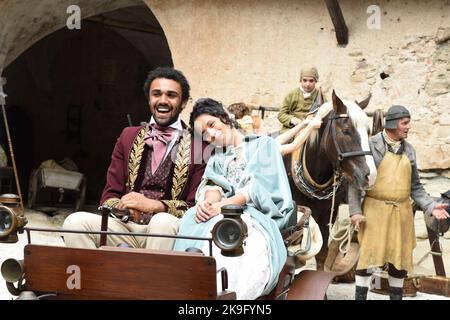 Montan, Italia. 24th Ott 2022. In esclusiva gli attori Kristin Alia Hunold (Principessa di ruolo Sophia) e Langston Uibel (fratello di Sophia Berthold) durante una pausa nelle riprese del film televisivo 'la Principessa venduta' al castello di Enns vicino a Montan in Alto Adige. La trasmissione della fiaba è prevista per il programma natalizio 2023 sul canale televisivo tedesco Ersten. Credit: Ursula Düren/dpa/Alamy Live News Foto Stock