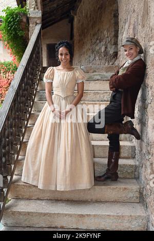 Montan, Italia. 24th Ott 2022. In esclusiva le attrici Kristin Alia Hunold (ruolo Principessa Sophia, l) e Judith Neumann (Melisa) sorridono durante una pausa nelle riprese del film televisivo "la Principessa in vendita" al Castello di Enns vicino a Montan in Alto Adige. La trasmissione della fiaba è prevista per il programma natalizio 2023 sul canale televisivo tedesco Ersten. Credit: Ursula Düren/dpa/Alamy Live News Foto Stock