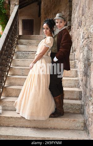 Montan, Italia. 24th Ott 2022. In esclusiva le attrici Kristin Alia Hunold (ruolo Principessa Sophia, l) e Judith Neumann (Melisa) sorridono durante una pausa nelle riprese del film televisivo "la Principessa in vendita" al Castello di Enns vicino a Montan in Alto Adige. La trasmissione della fiaba è prevista per il programma natalizio 2023 sul canale televisivo tedesco Ersten. Credit: Ursula Düren/dpa/Alamy Live News Foto Stock