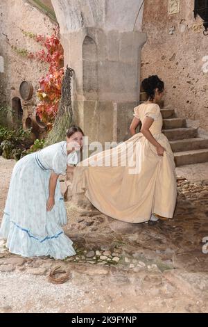 Montan, Italia. 24th Ott 2022. In esclusiva le attrici Kristin Alia Hunold (Principessa Sophia, l) e Marina M.Blanke (Maid Marie) in una foto di scena durante la ripresa del film televisivo 'la principessa venduta 'a Enns Castle vicino Montan (Alto Adige). Credit: Ursula Düren/dpa/Alamy Live News Foto Stock