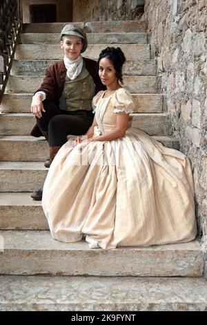 Montan, Italia. 24th Ott 2022. In esclusiva le attrici Kristin Alia Hunold (ruolo Principessa Sophia, r) e Judith Neumann (Melisa) sorridono durante una pausa nelle riprese del film televisivo "la Principessa in vendita" al Castello di Enns vicino a Montan in Alto Adige. La trasmissione della fiaba è prevista per il programma natalizio 2023 sul canale televisivo tedesco Ersten. Credit: Ursula Düren/dpa/Alamy Live News Foto Stock