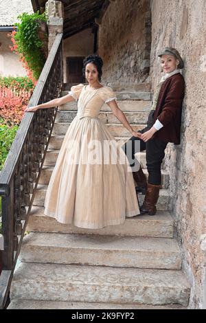 Montan, Italia. 24th Ott 2022. In esclusiva le attrici Kristin Alia Hunold (ruolo Principessa Sophia, l) e Judith Neumann (Melisa) sorridono durante una pausa nelle riprese del film televisivo "la Principessa in vendita" al Castello di Enns vicino a Montan in Alto Adige. La trasmissione della fiaba è prevista per il programma natalizio 2023 sul canale televisivo tedesco Ersten. Credit: Ursula Düren/dpa/Alamy Live News Foto Stock
