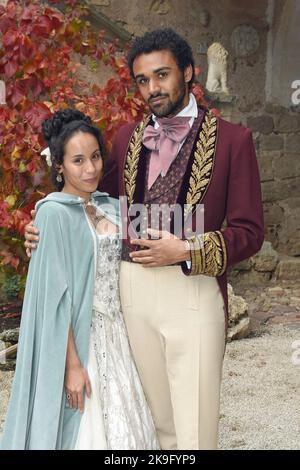 Montan, Italia. 24th Ott 2022. In esclusiva gli attori Kristin Alia Hunold (Principessa di ruolo Sophia) e Lanston Uibel (fratello Berthold) sorridono durante una pausa nelle riprese del film televisivo "la Principessa venduta" al castello di Enns vicino a Montan in Alto Adige. La trasmissione della fiaba è prevista per il programma natalizio 2023 sul canale televisivo tedesco Ersten. Credit: Ursula Düren/dpa/Alamy Live News Foto Stock