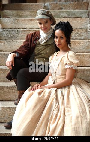 Montan, Italia. 24th Ott 2022. In esclusiva le attrici Kristin Alia Hunold (ruolo Principessa Sophia, r) e Judith Neumann (Melisa) sorridono durante una pausa nelle riprese del film televisivo "la Principessa in vendita" al Castello di Enns vicino a Montan in Alto Adige. La trasmissione della fiaba è prevista per il programma natalizio 2023 sul canale televisivo tedesco Ersten. Credit: Ursula Düren/dpa/Alamy Live News Foto Stock