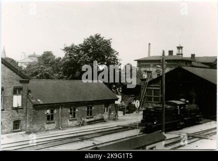 Le Ferrovie dello Stato, Sjuga 629. Station House costruita nel 1865 dall'architetto di L & HJ Stationshuset: C Adelsköld. Stazione della classe 1st. La stazione aveva una pista nel 1865 a circa 1940. Con contrassegno K 1986. Casa stazione a due piani in mattoni. Nel 1942, i locali sono stati invertiti e modernizzati. Ingranaggi elettrici. Foto Stock