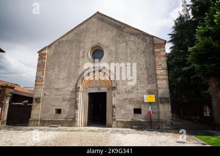 Chiesa di San Colombano - facciata - piccolo gioiello romanico lombardo (12th sec.) - Vaprio d'Adda, Milano, Italia Foto Stock